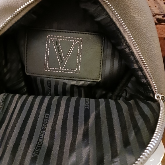 🎒Victoria Secret Urban Mini Backpack🎒 Size 7.3"×3.8"×9.7",A Fabulous Item🎁👌 - Picture 12 of 16